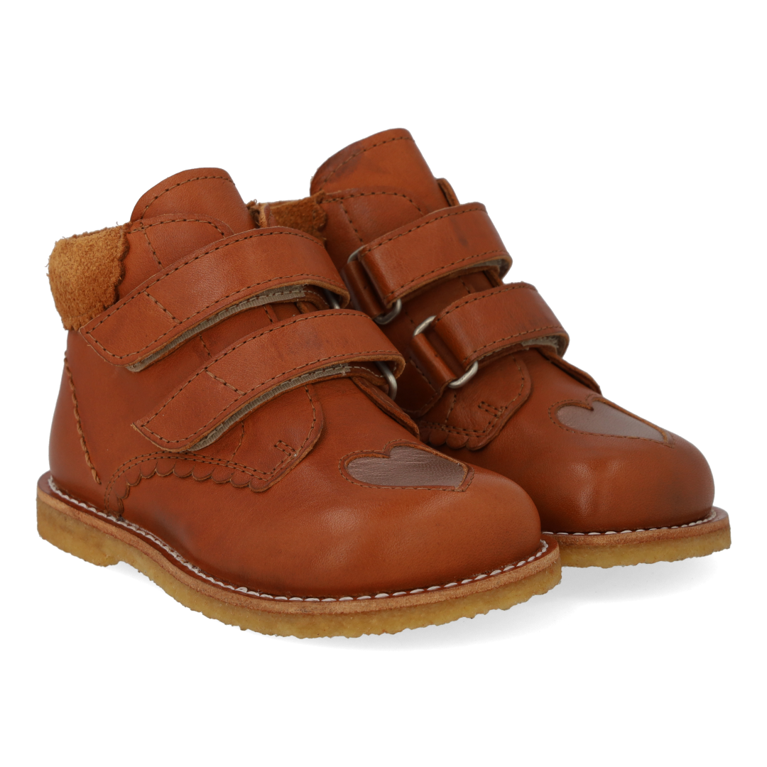 Toddler shoes with cut-out contrast heart