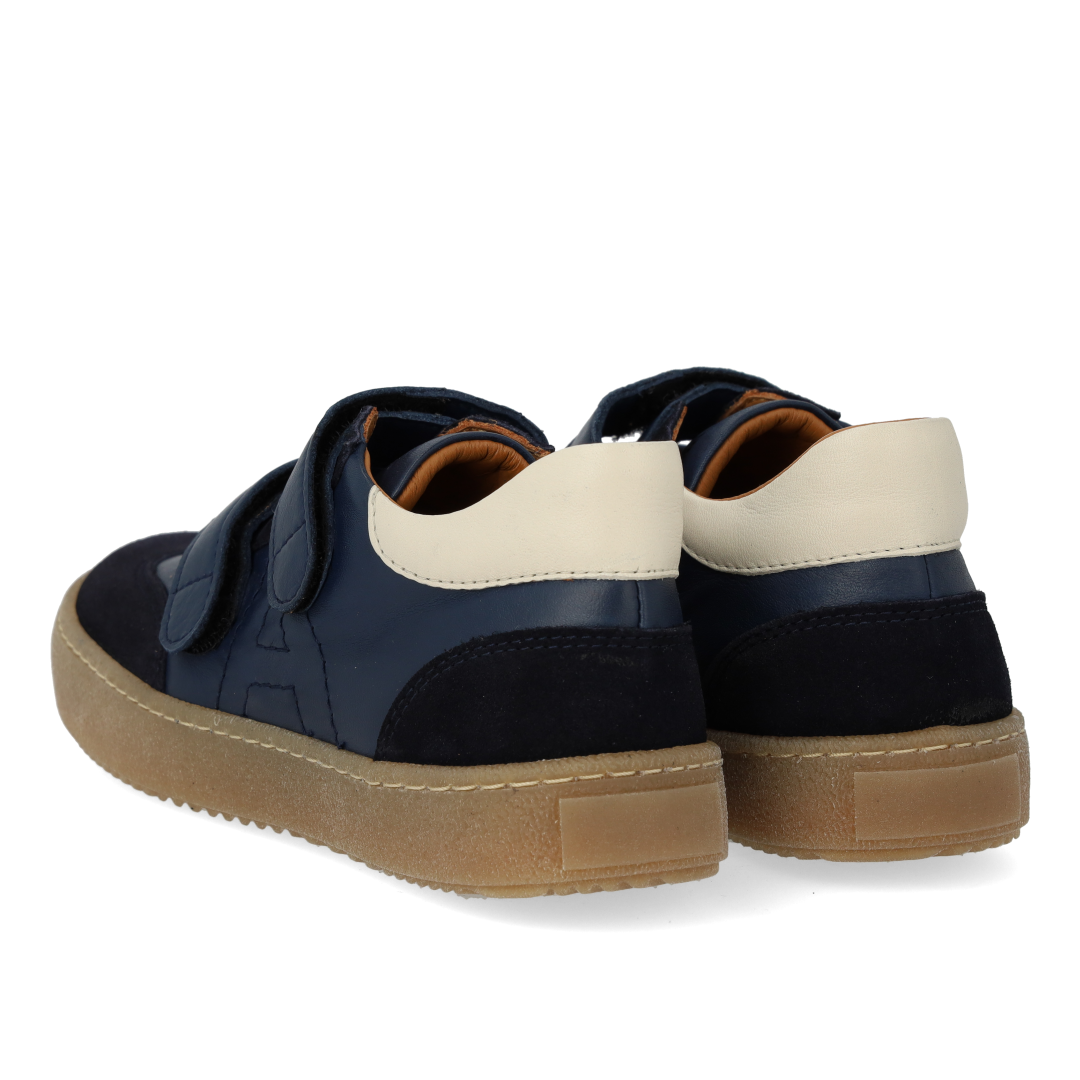 Court style sneaker