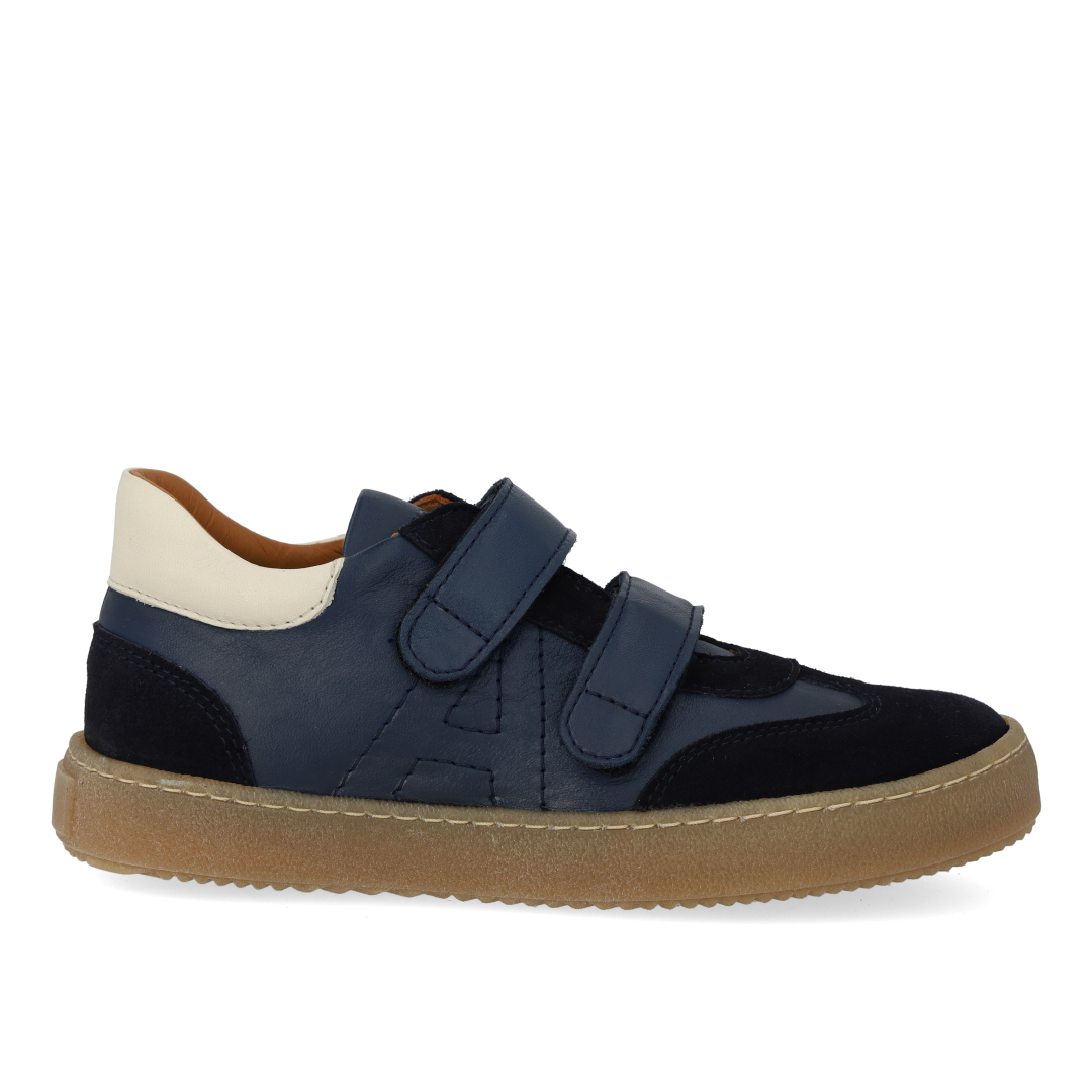 Court style sneaker