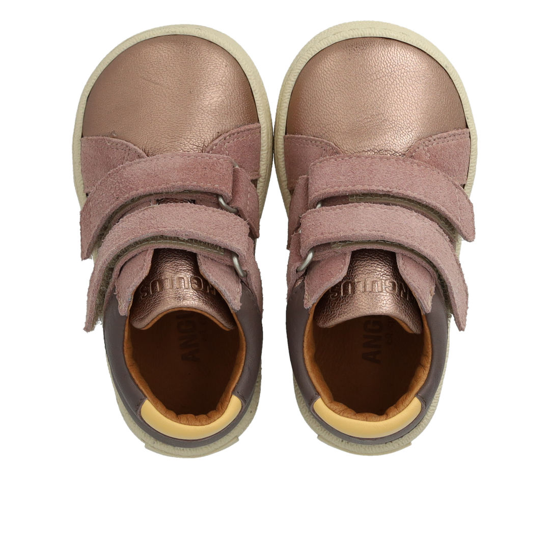 Mid-cut sneaker
