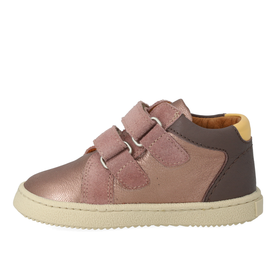 Mid-cut sneaker