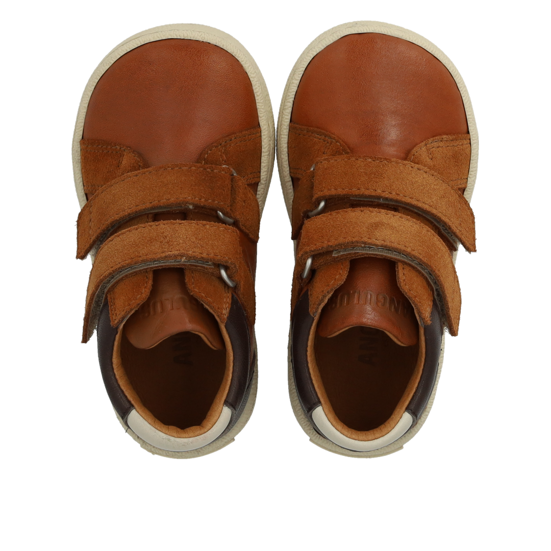 Mid-cut sneaker
