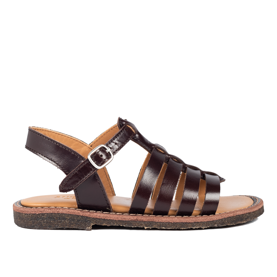 Sandal with open toe and buckle closure