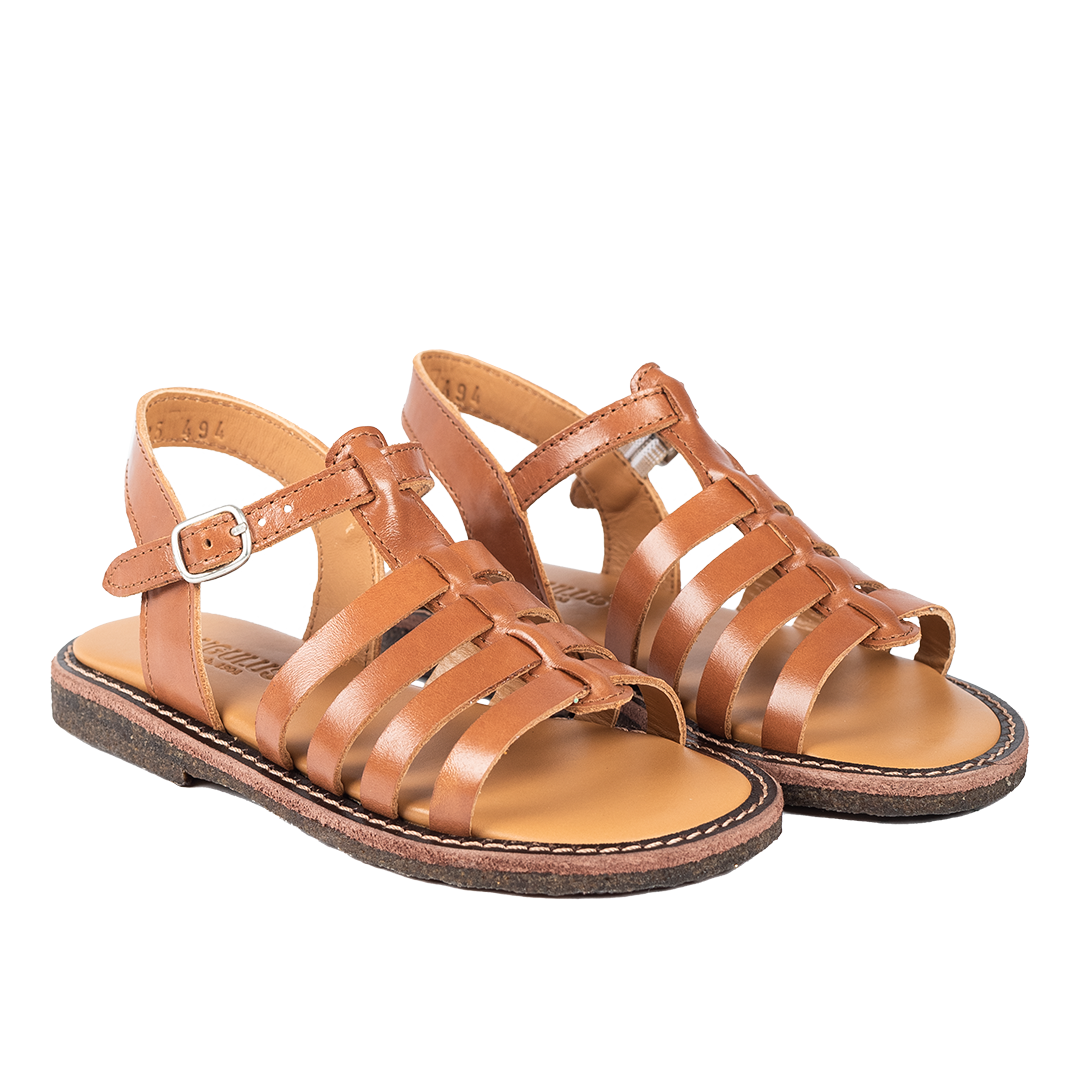 Sandal with open toe and buckle closure