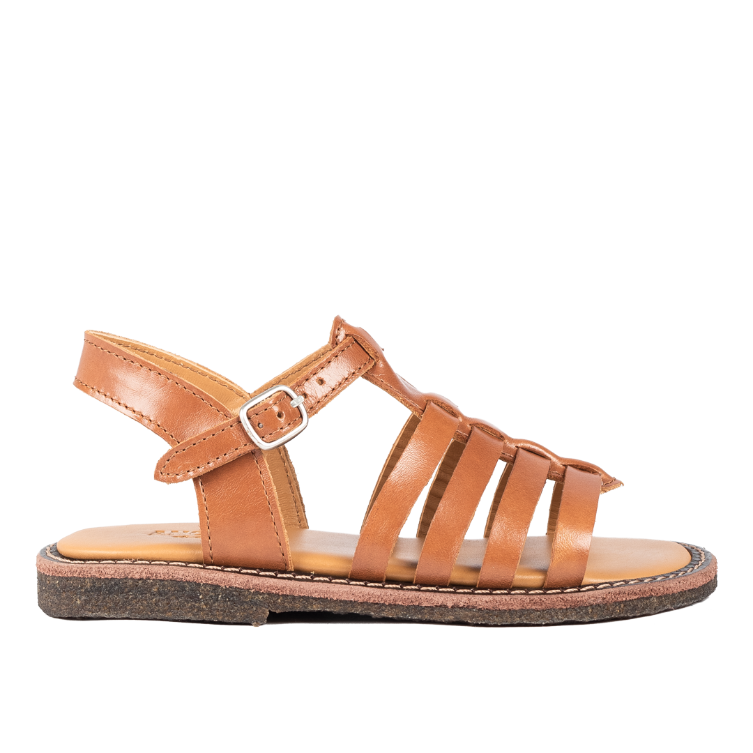 Sandal with open toe and buckle closure