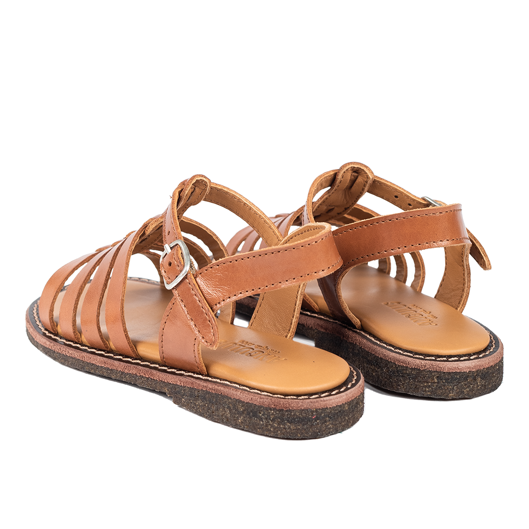 Sandal with open toe and buckle closure