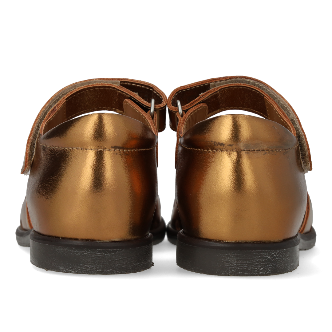 Leather sandal with cut-out heart pattern