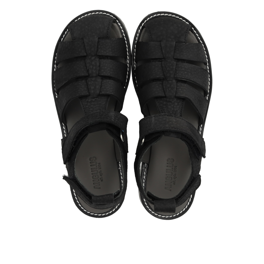 Sandal with closed toe and double velcro