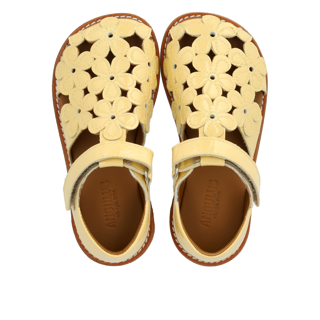Sandal with closed toe and floral details