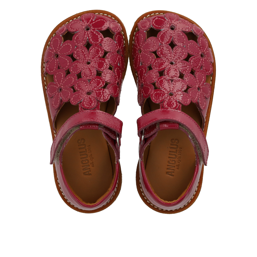 Closed-toe sandal with floral details