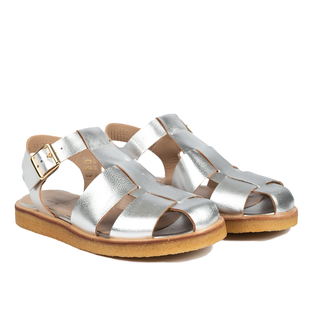 Strap sandal with buckle