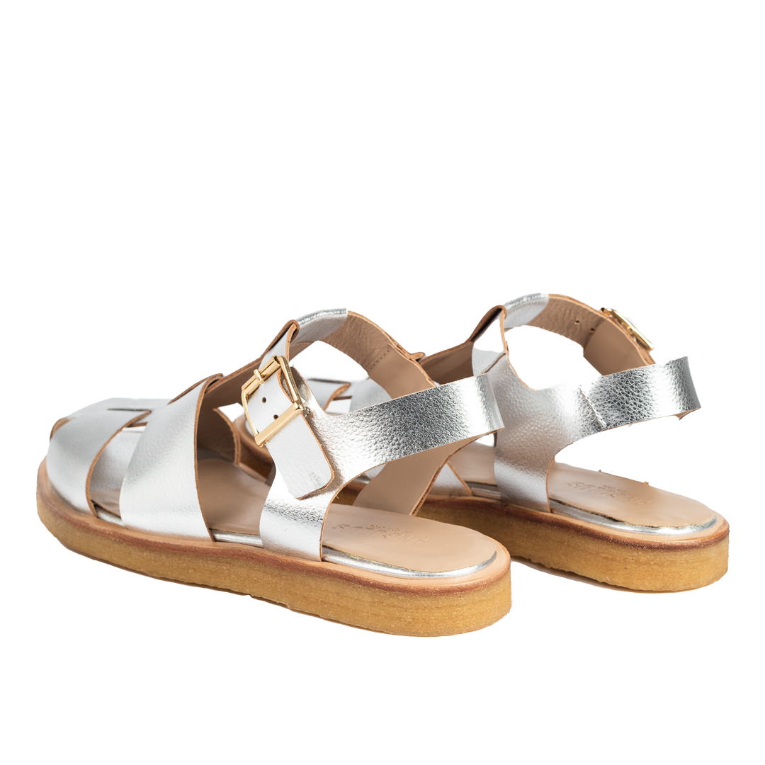Strap sandal with buckle