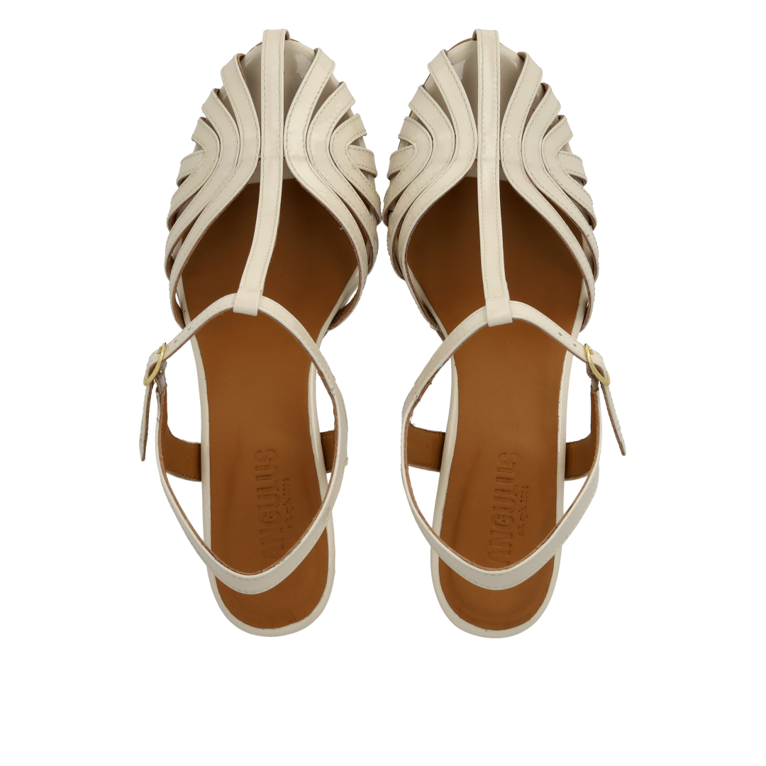 High-heeled sandal with beautiful organic front detail