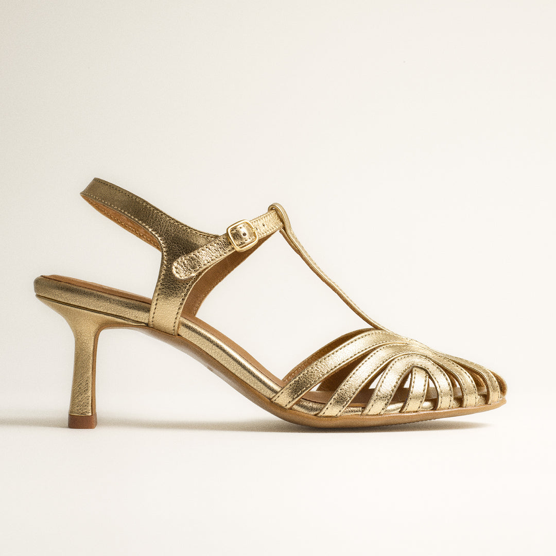 High-heeled sandal with beautiful organic front detail