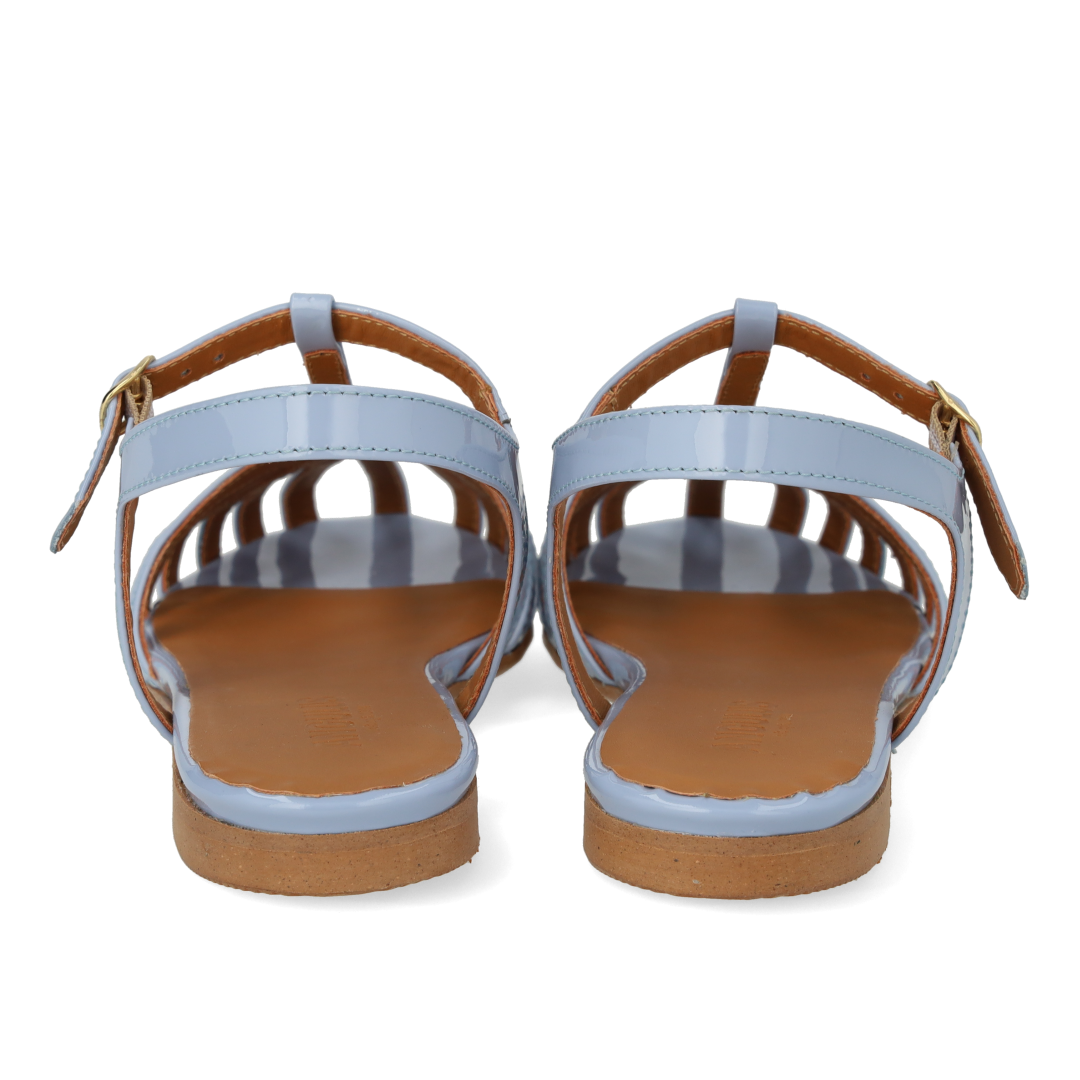 Flat sandal with beautiful organic front detail