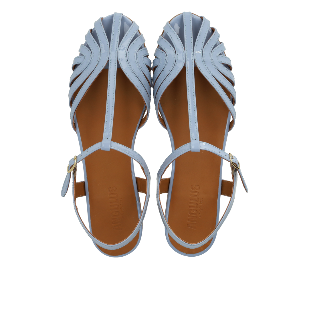 Flat sandal with beautiful organic front detail