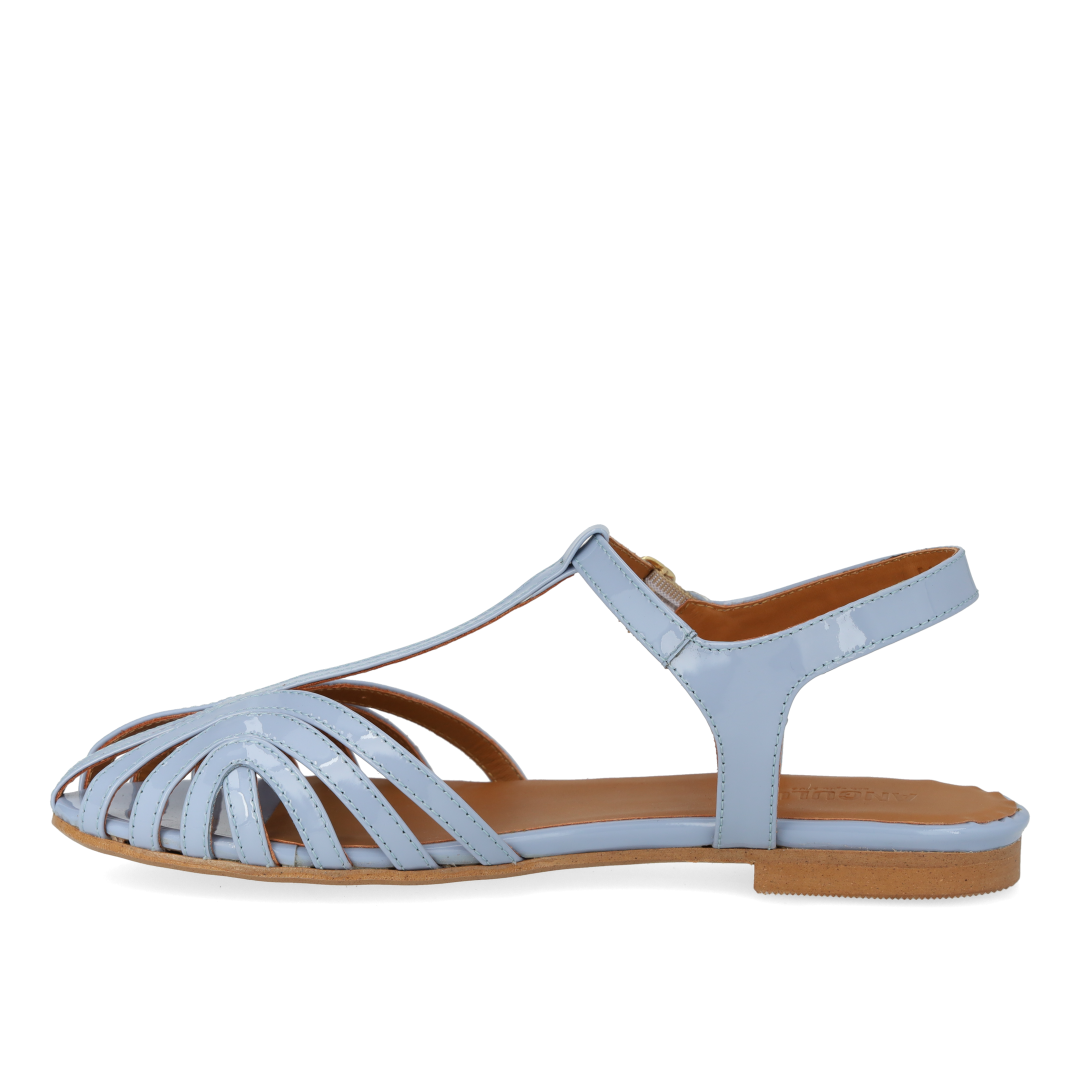 Flat sandal with beautiful organic front detail