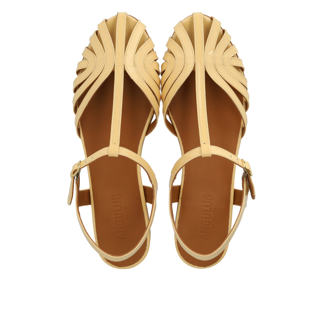 Flat sandal with beautiful organic front detail