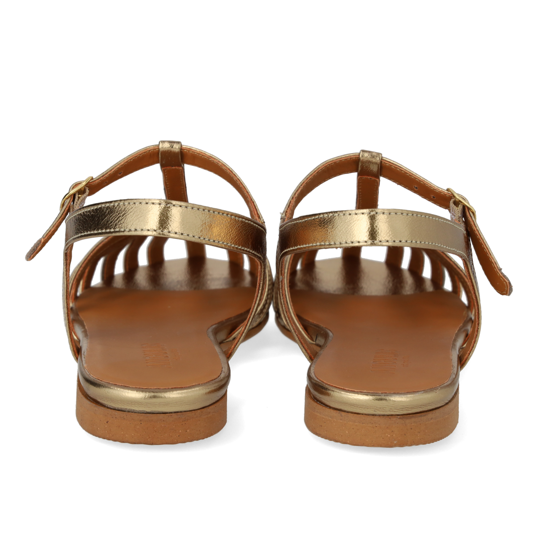 Flat sandal with a beautiful organic front detail