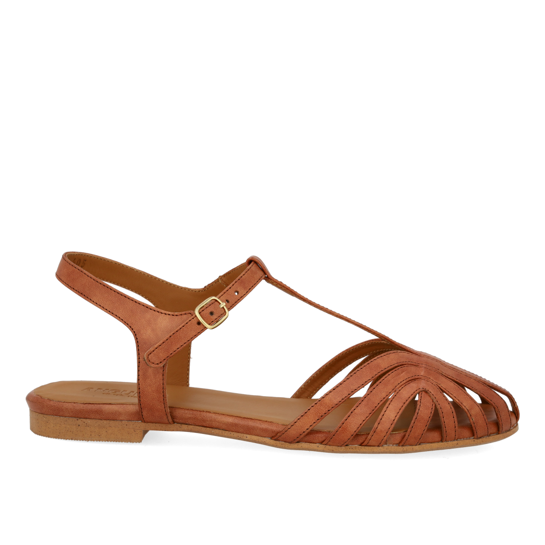Flat sandal with beautiful organic front detail