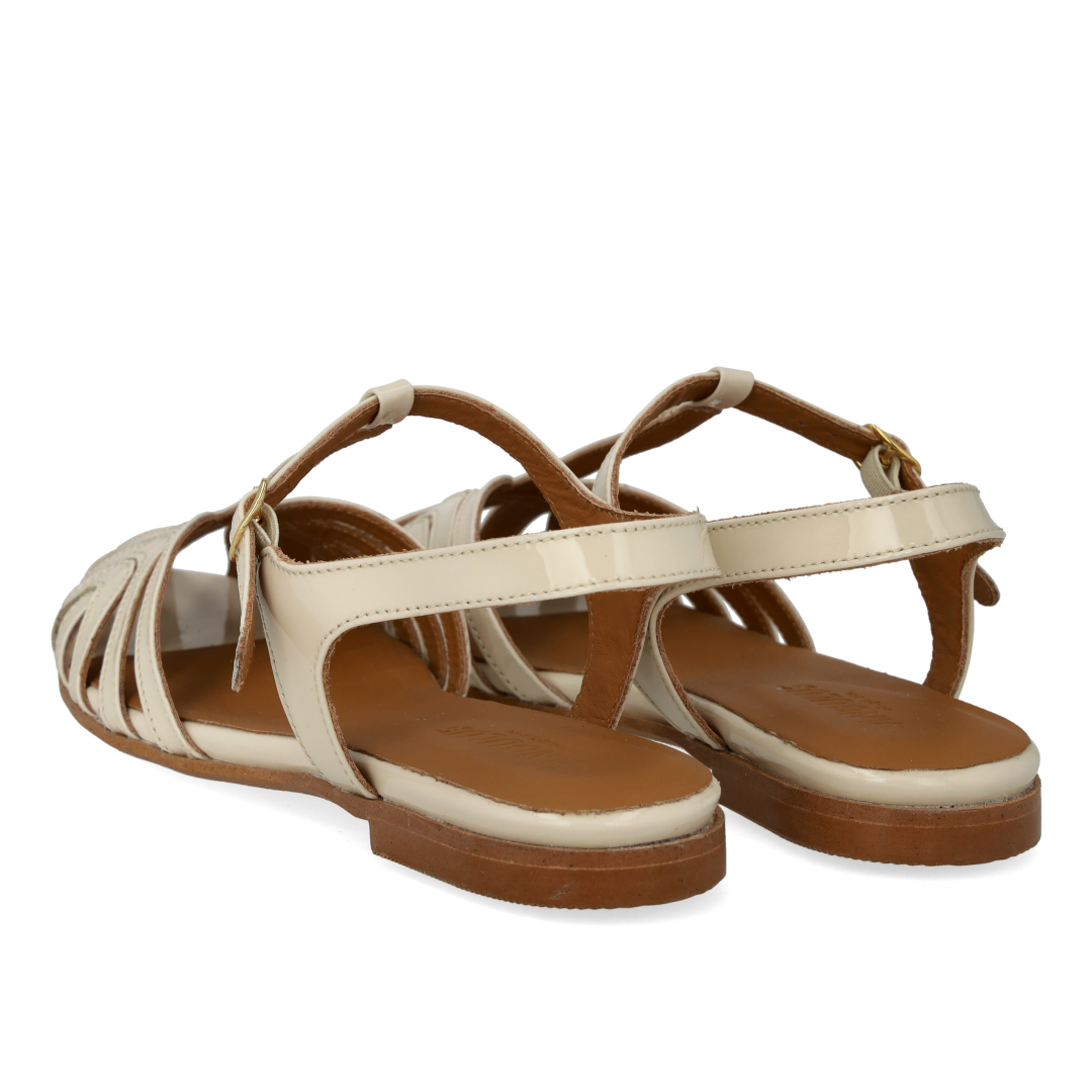 Flat sandal with beautiful organic front detail