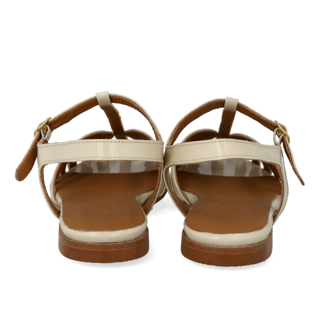 Flat sandal with beautiful organic front detail