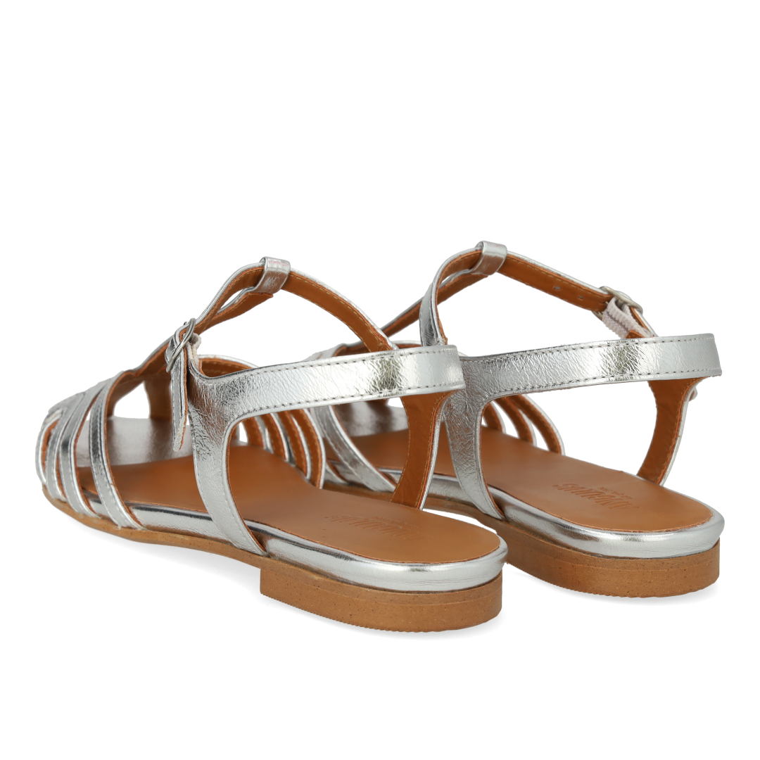 Flat sandal with a beautiful organic front detail