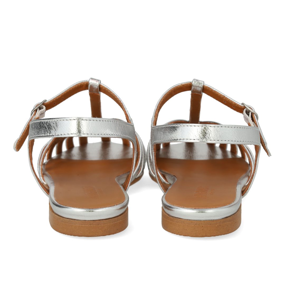 Flat sandal with a beautiful organic front detail