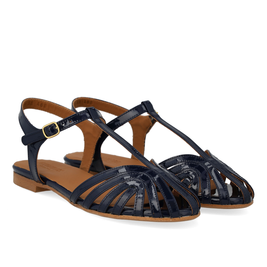 Flat sandal with beautiful organic front detail