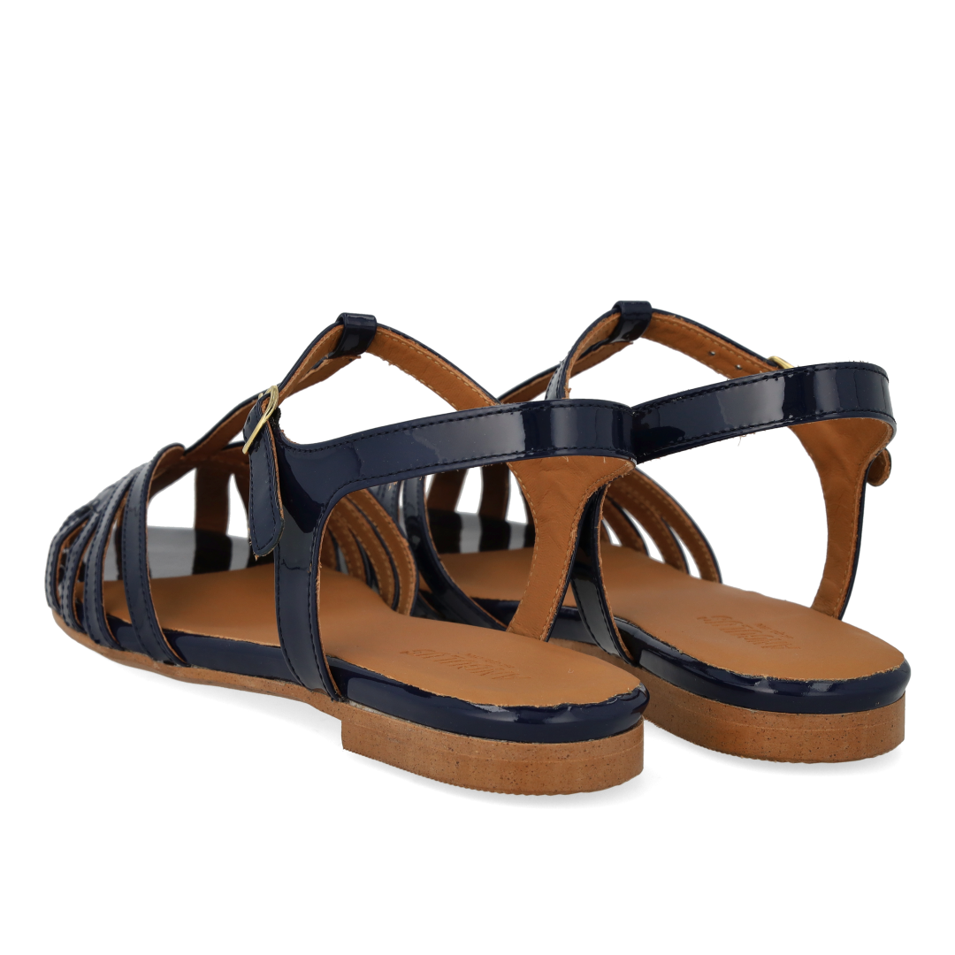 Flat sandal with beautiful organic front detail