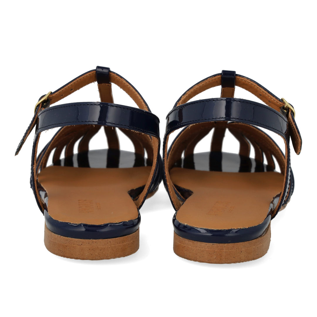 Flat sandal with beautiful organic front detail