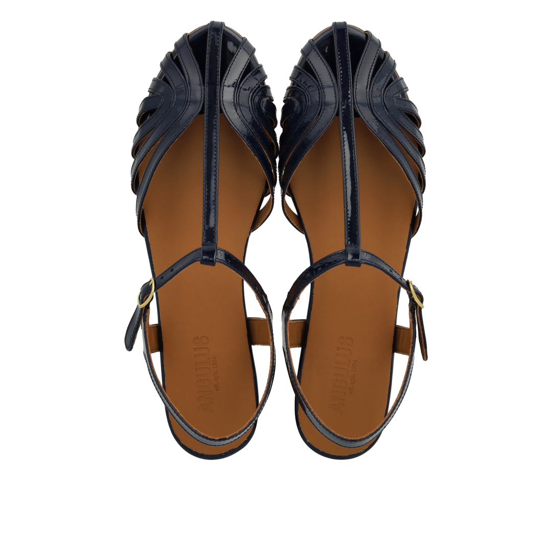 Flat sandal with beautiful organic front detail
