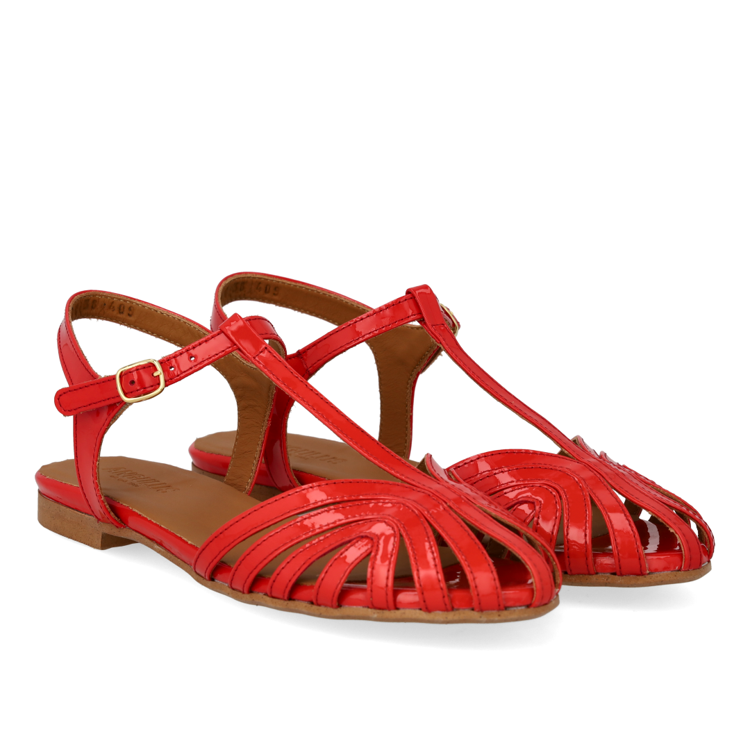 Flat sandal with beautiful organic front detail