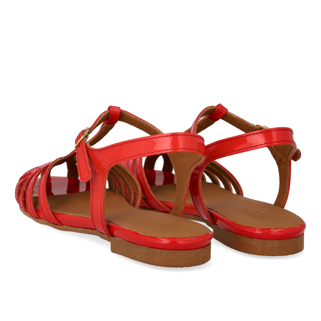 Flat sandal with beautiful organic front detail