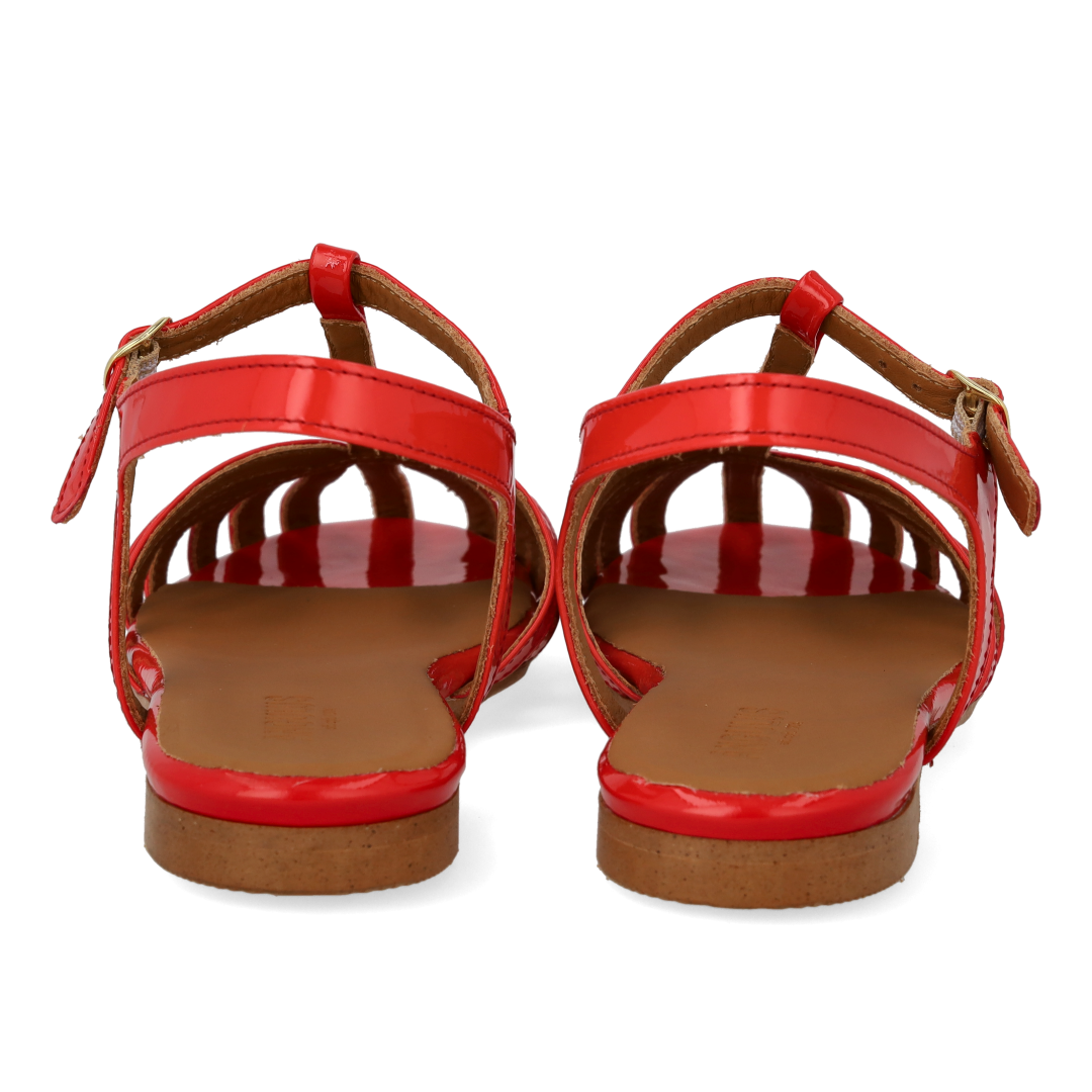 Flat sandal with beautiful organic front detail