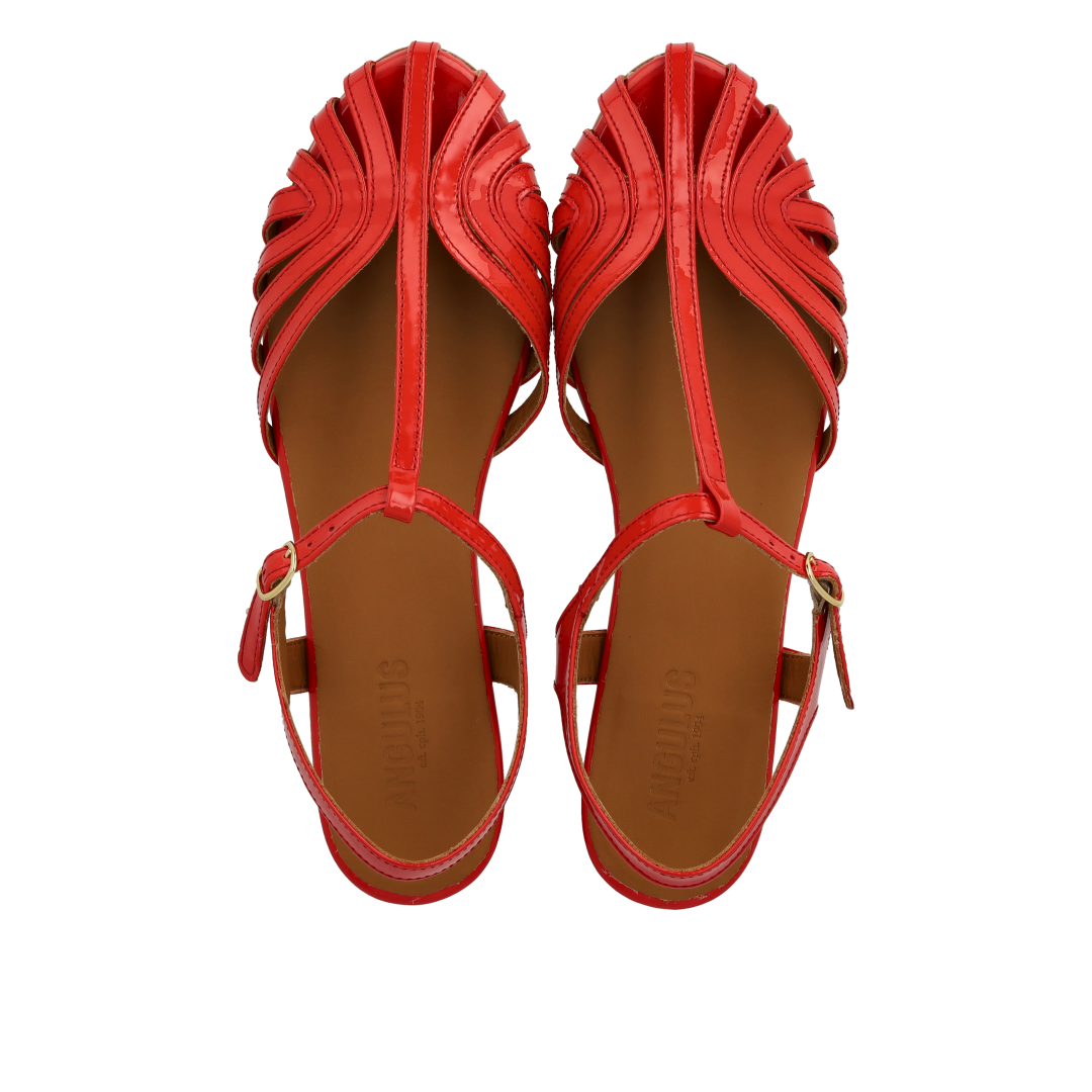 Flat sandal with beautiful organic front detail