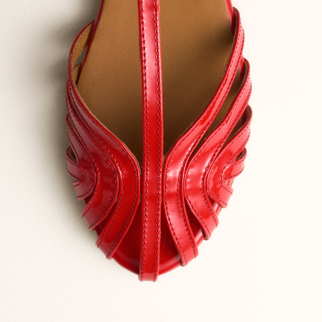 Flat sandal with beautiful organic front detail