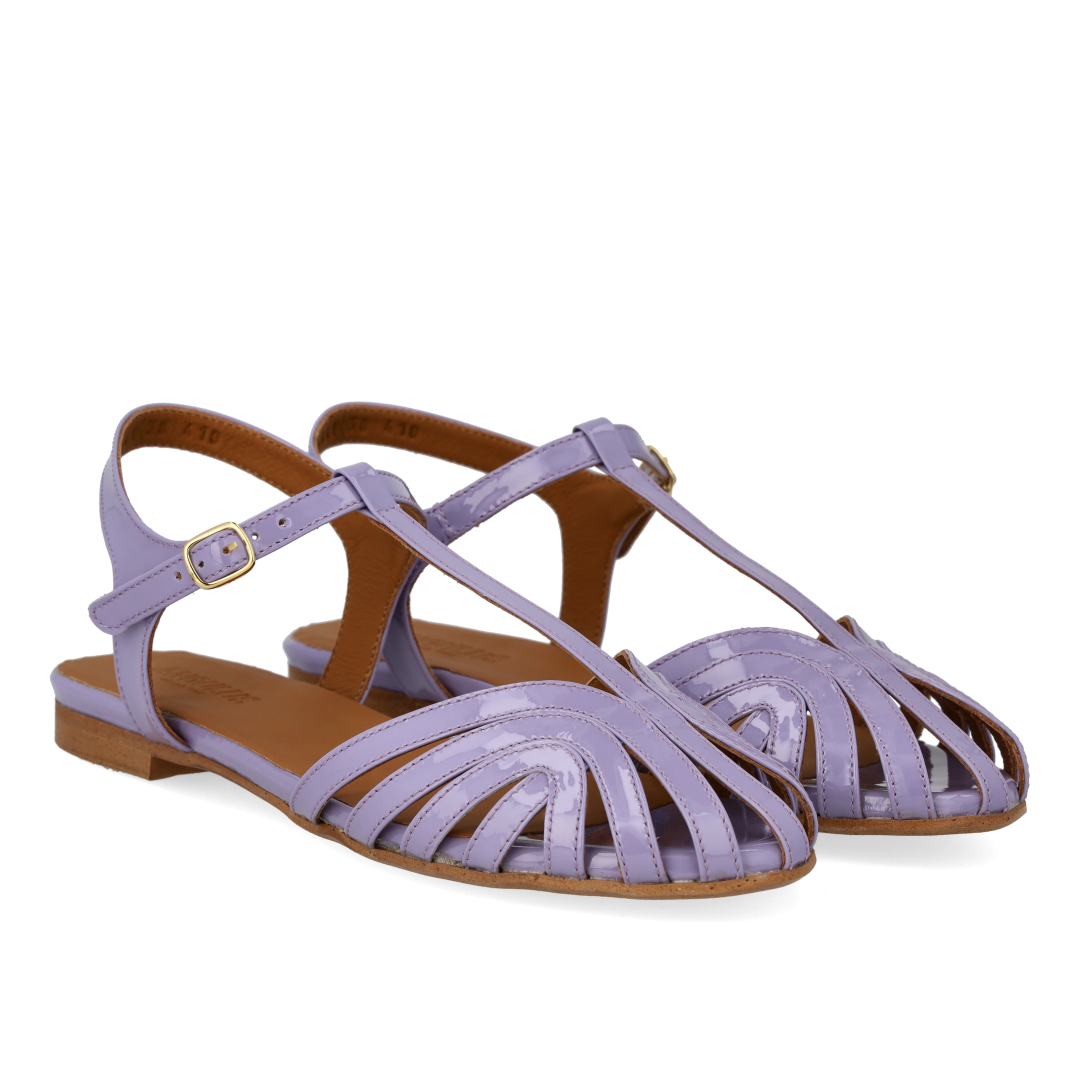 Flat sandal with beautiful organic front detail
