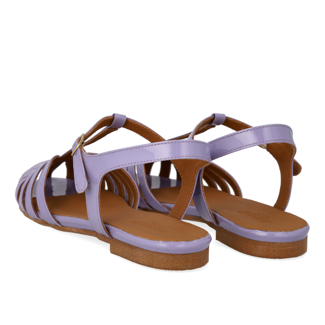 Flat sandal with beautiful organic front detail