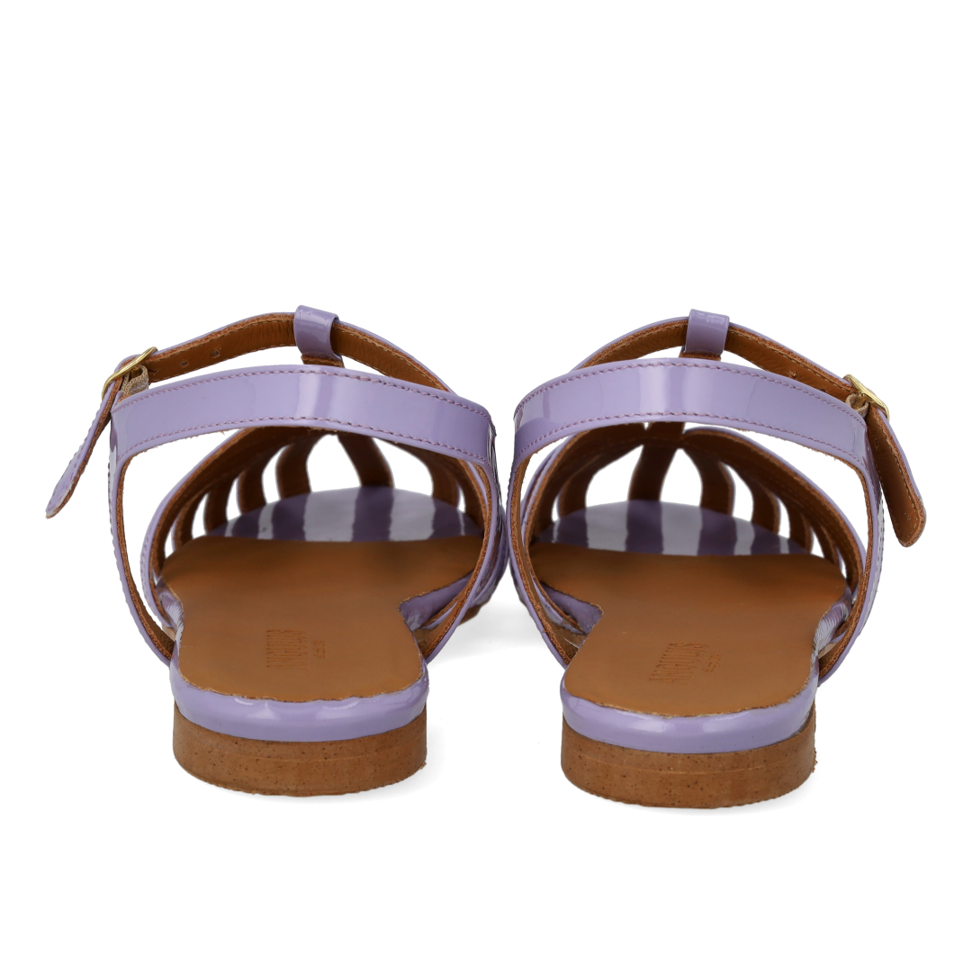Flat sandal with beautiful organic front detail