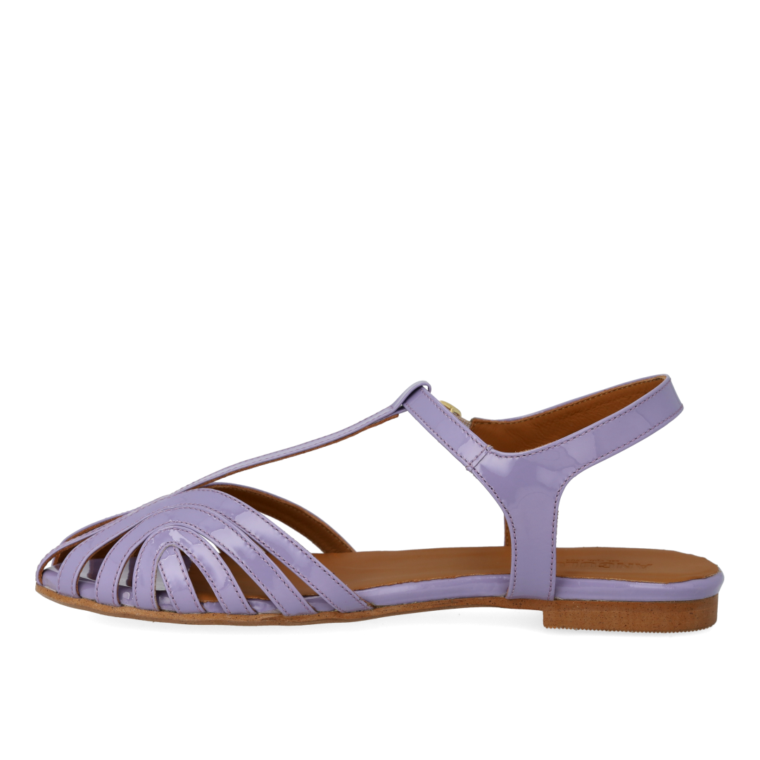 Flat sandal with beautiful organic front detail