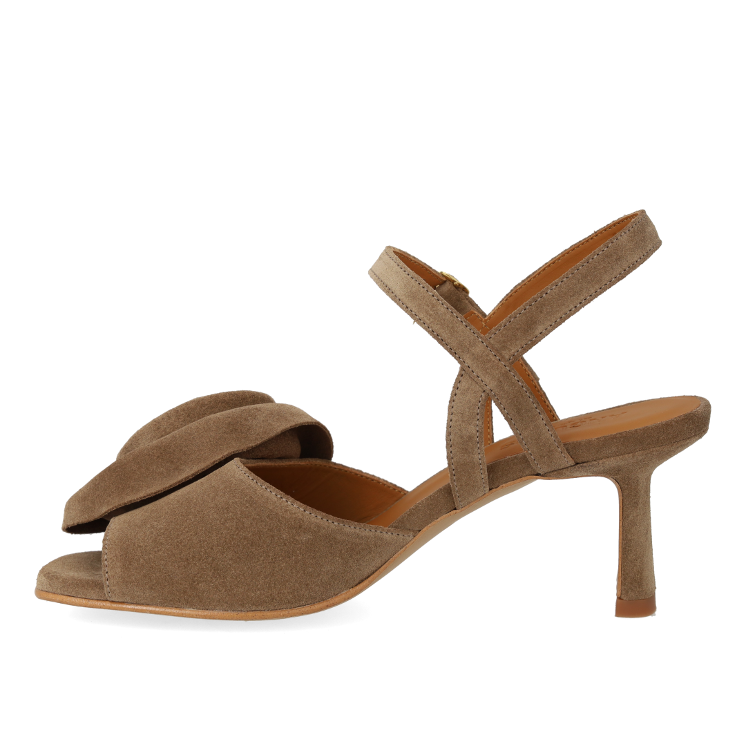 High-heeled Sandal with voluminous rose detail