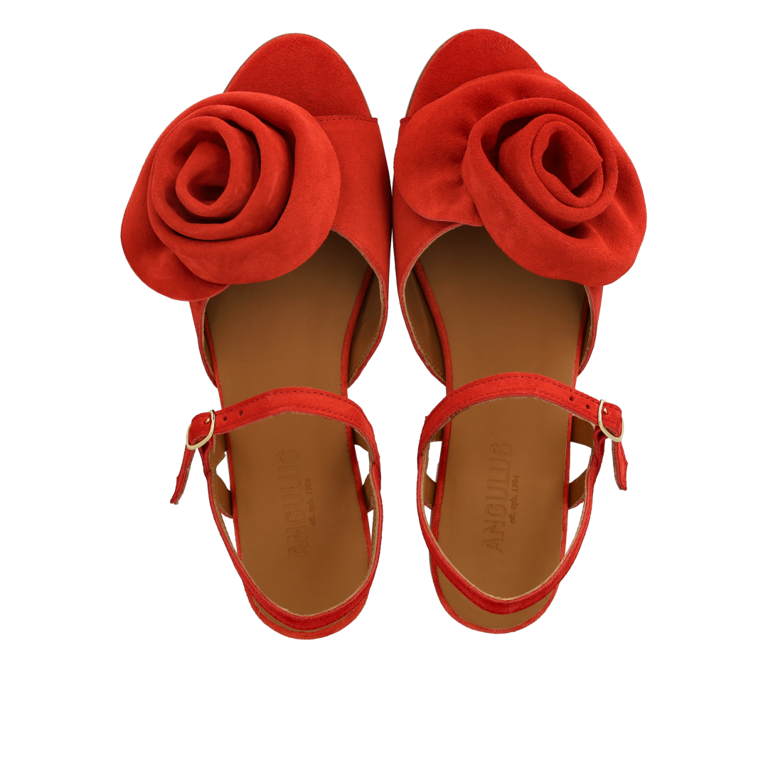Sandal with voluminous rose detail