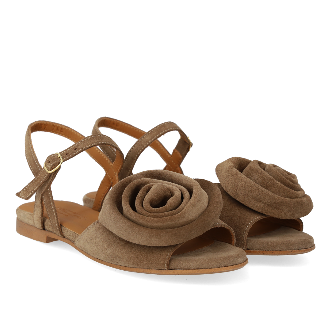 Sandal with voluminous rose detail