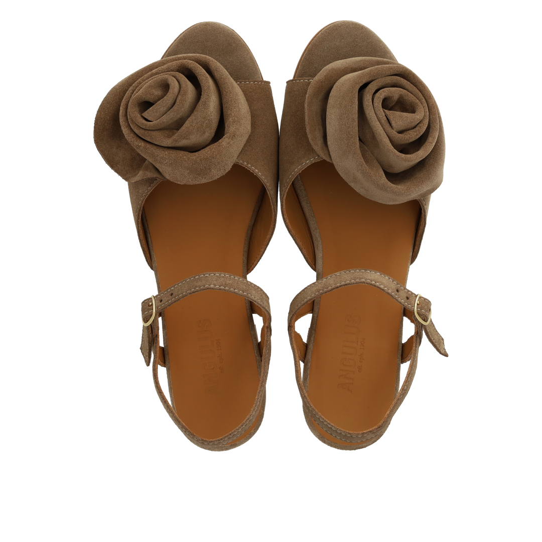 Sandal with voluminous rose detail