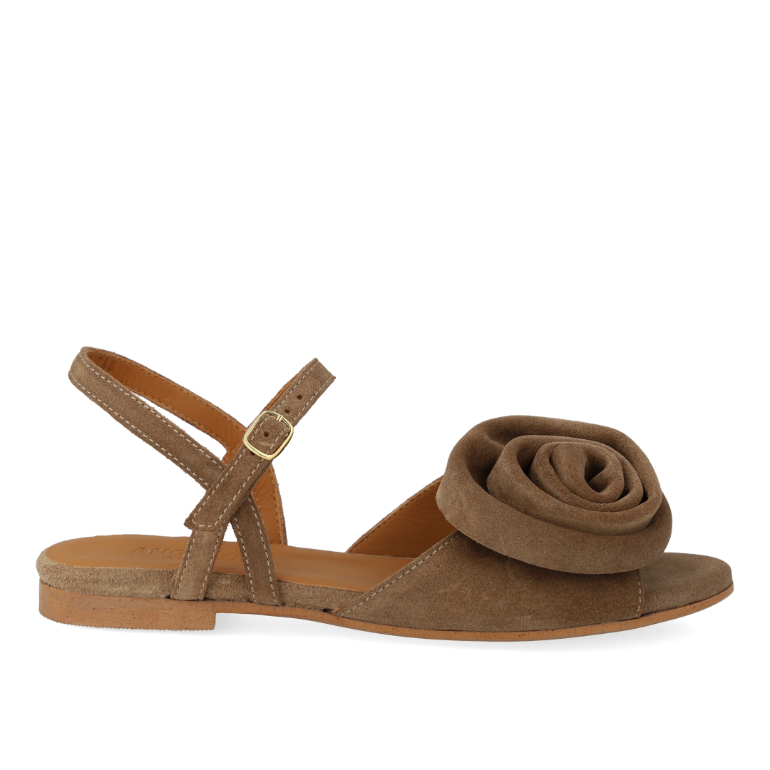 Sandal with voluminous rose detail