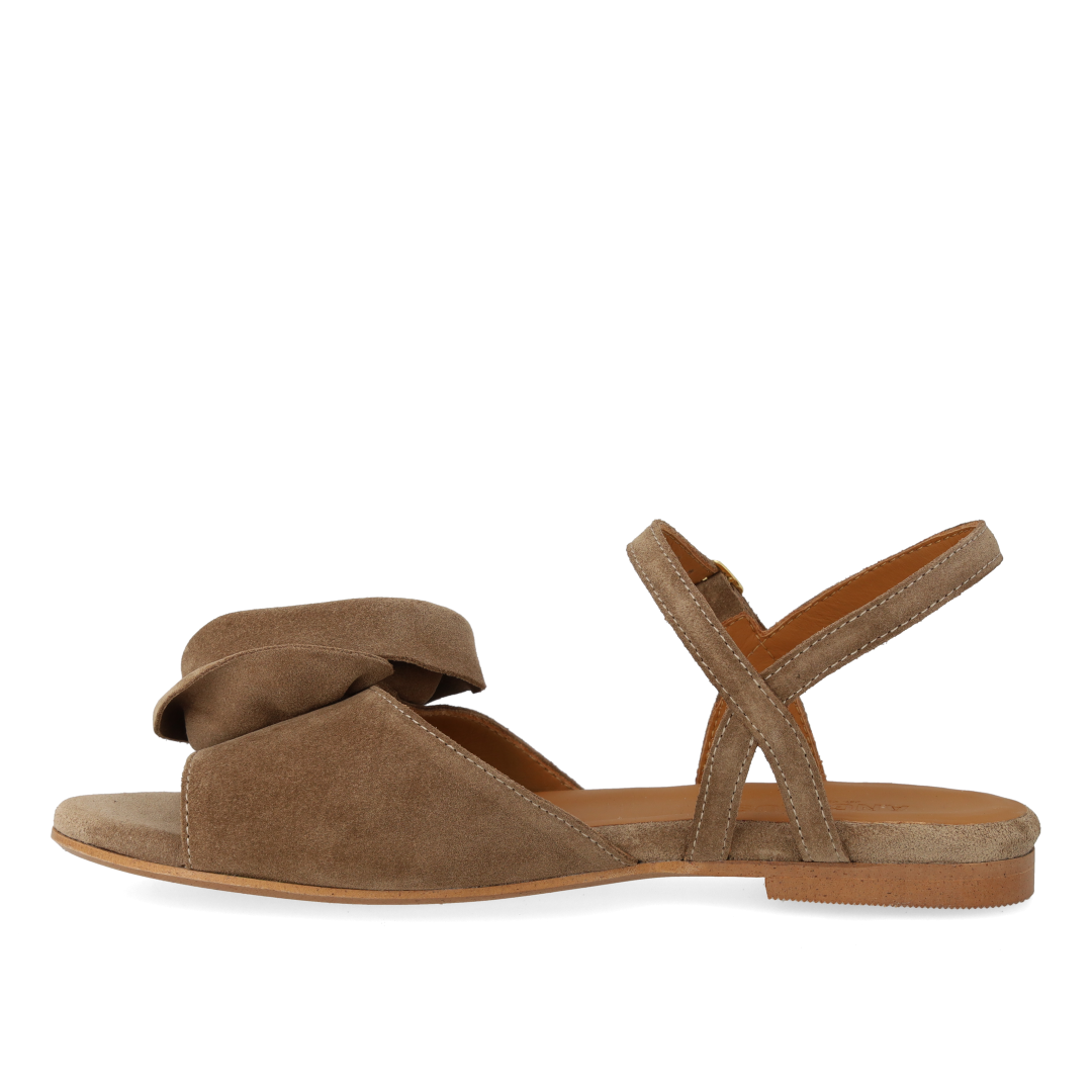 Sandal with voluminous rose detail
