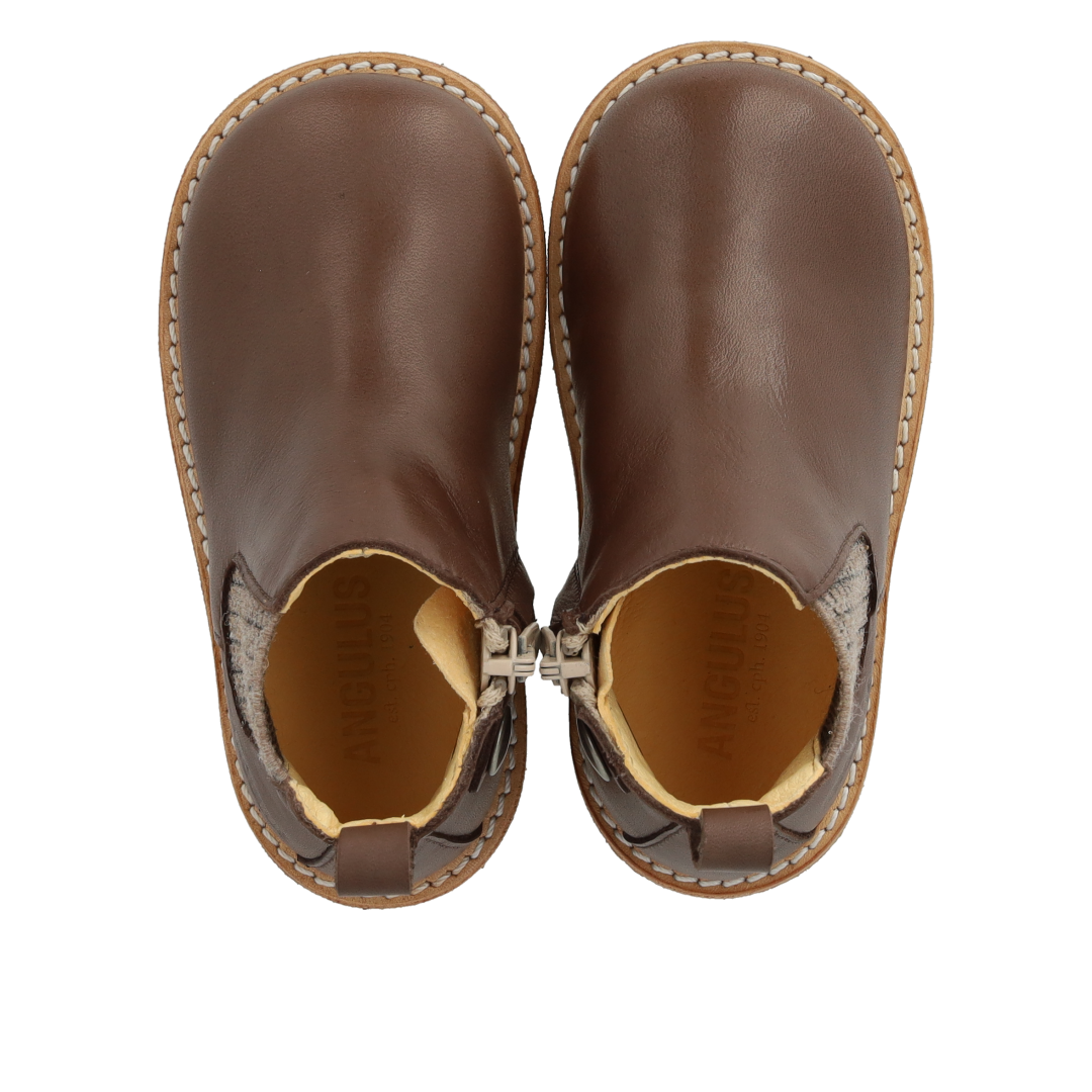 Classic Chelsea boot with elastic and zipper