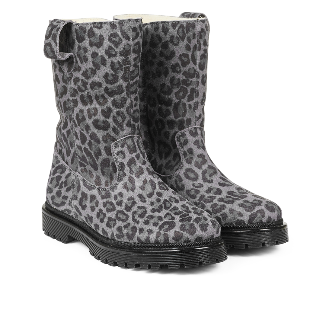 Boot with wool lining and track sole