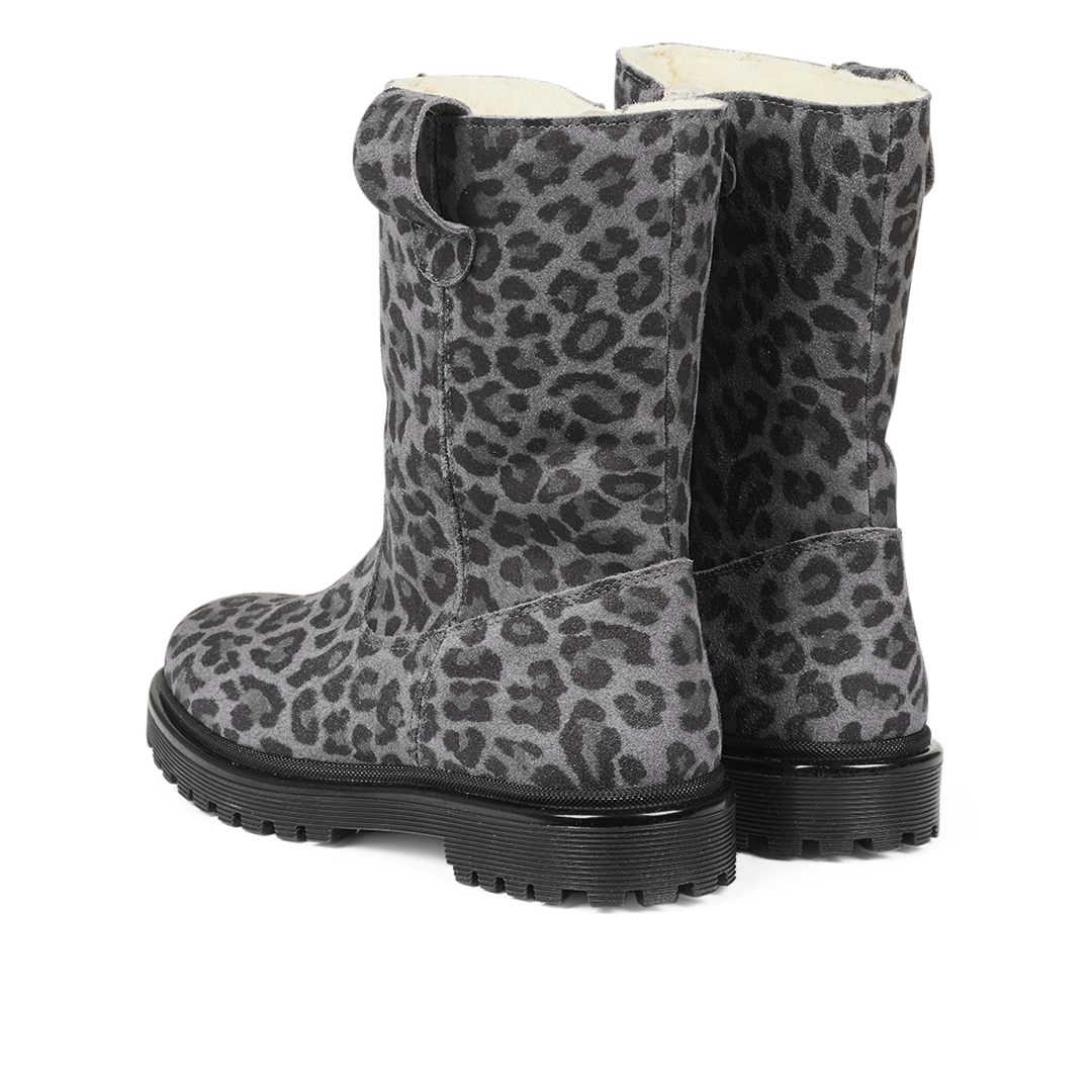 Boot with wool lining and track sole